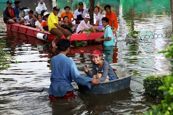 Жители Бангкока переправляются через затопленные районы