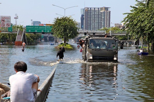 Военные помогают жителям переправиться через затопленные районы Бангкока