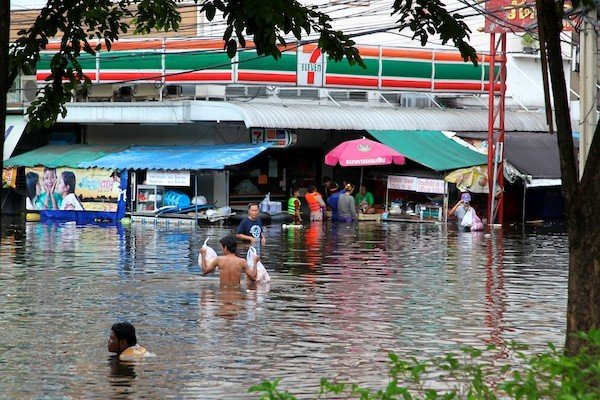 Затопленный магазин 7-eleven в Бангкоке