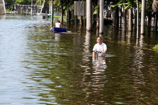 Жители Бангкока переправляются через затопленные районы