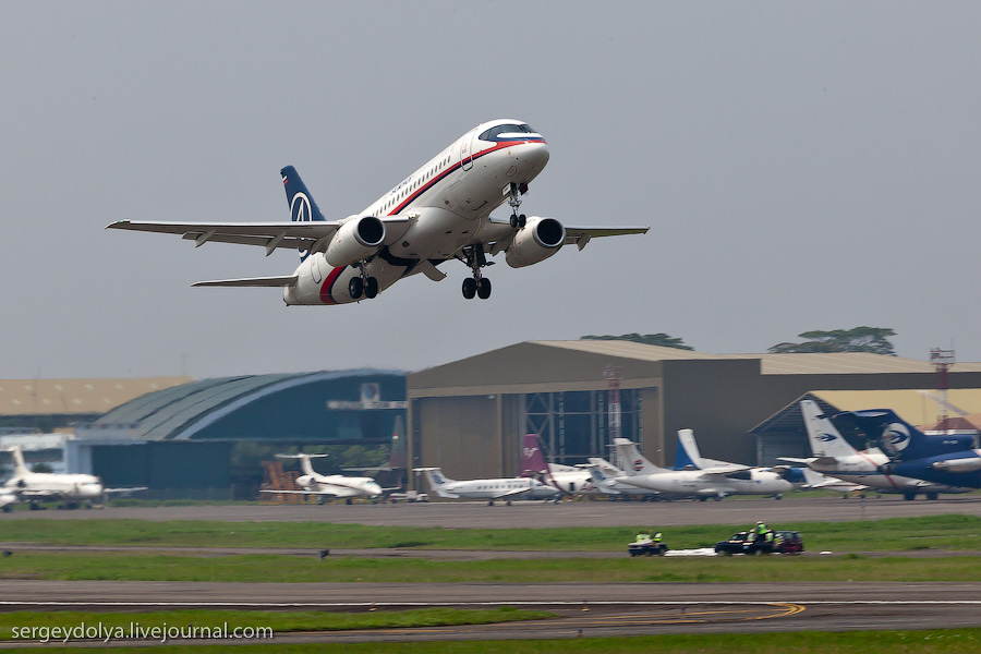 Самолет Superjet 100