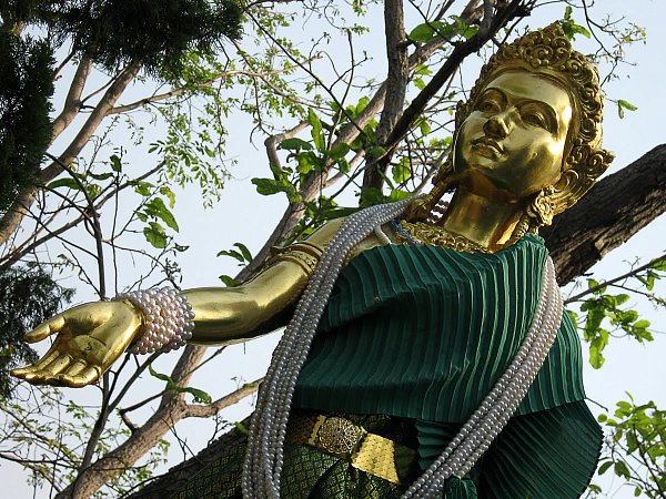 Храм Ват Дой Кхам в Чиангмае (Wat Doi Kham, Chiang Mai)