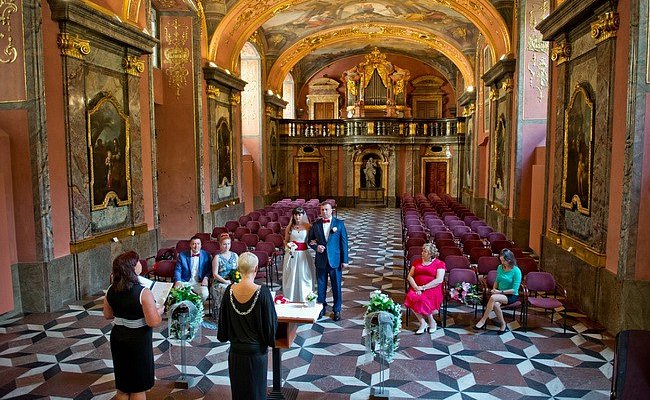 Свадьба в Чехии во дворце Клементинум