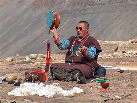 Тибетский монах на месте проведения Sky Burial