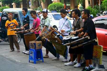 Музыканыт на улице в Джокджакарте